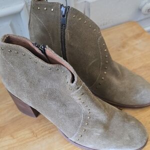 FRYE Elegant Olive Suede Ankle Booties